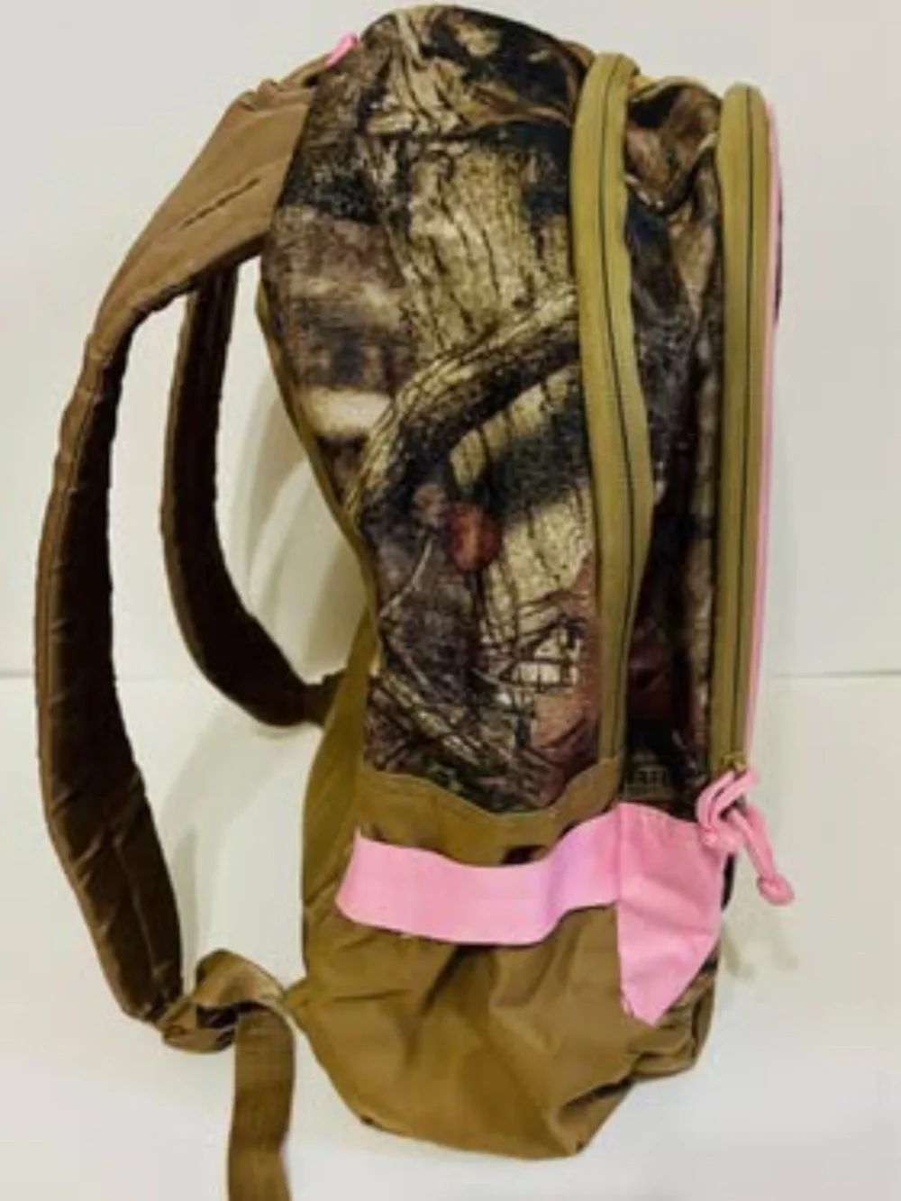 Women’s Realtree Fieldline Pro Series Backpack Camouflage With Light Pink Trim.